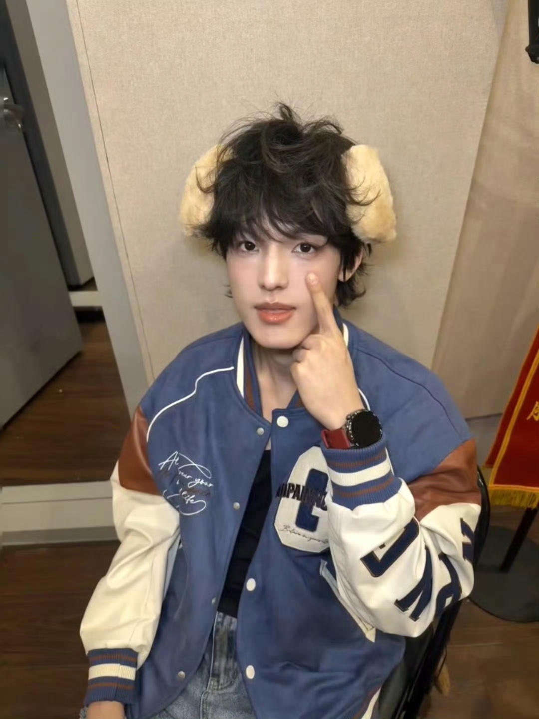 张泽禹 全世界最尊重狗塑的人 真人版小金毛上线！张泽禹头戴小狗耳朵发卡，衣服别着