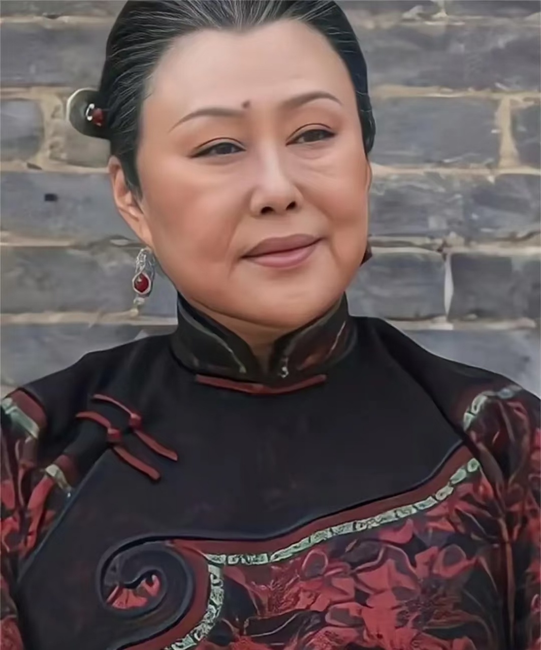 斯琴高娃坐轮椅有网友偶遇斯琴高娃坐轮椅被工作人员推着走，这是怎么了？一定要保重身