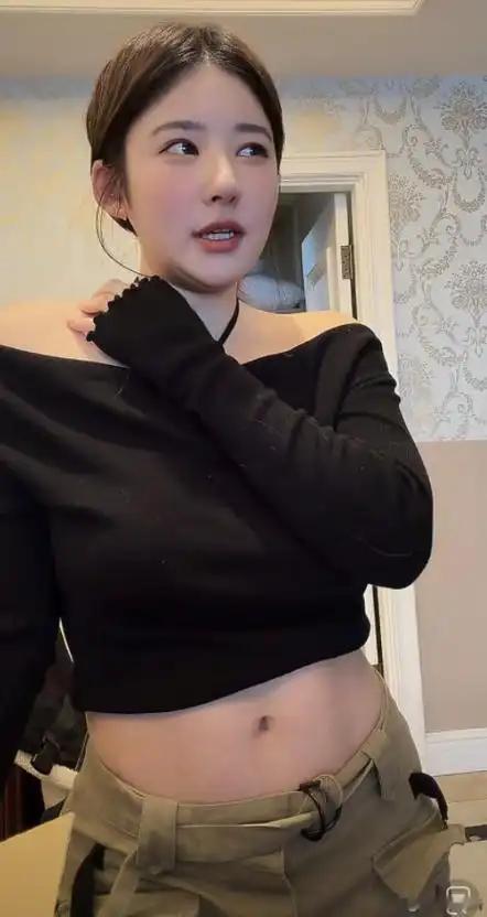 6月20日，网红黄一鸣就遛狗未牵绳引发的冲突公开发布致歉视频，眼眶泛红声音哽咽，