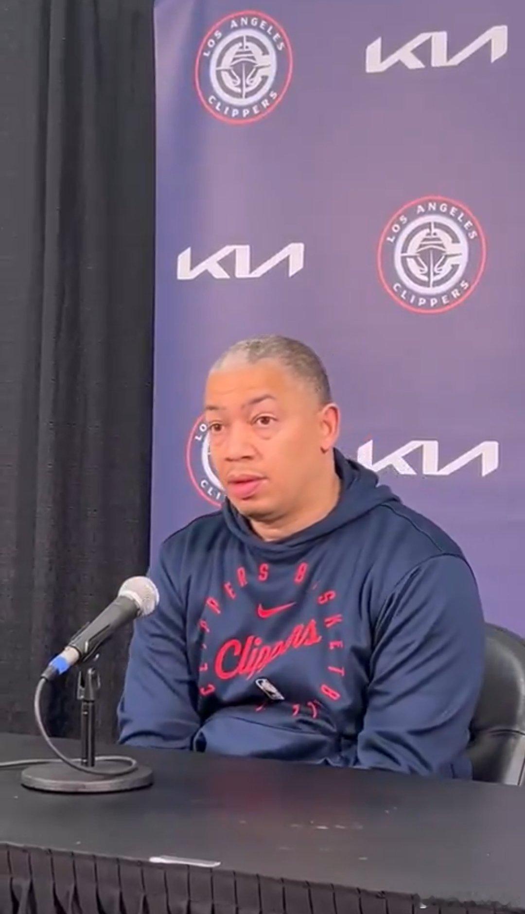 赛前，快船主教练泰伦-卢接谈到球队6胜20负时说道：“赛季还没有结束呢，我们距离