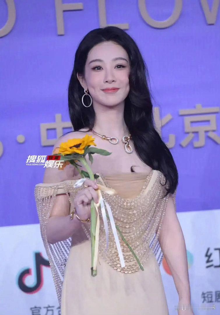 百花奖红毯：刘诗诗清冷杨幂华丽，宋佳高叶简约，杨紫容光焕发 