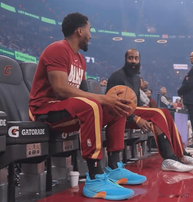 登哥真的好！米切尔谈哈登：

“哈登来到我们球队。”

“我们立马就成为关系最亲