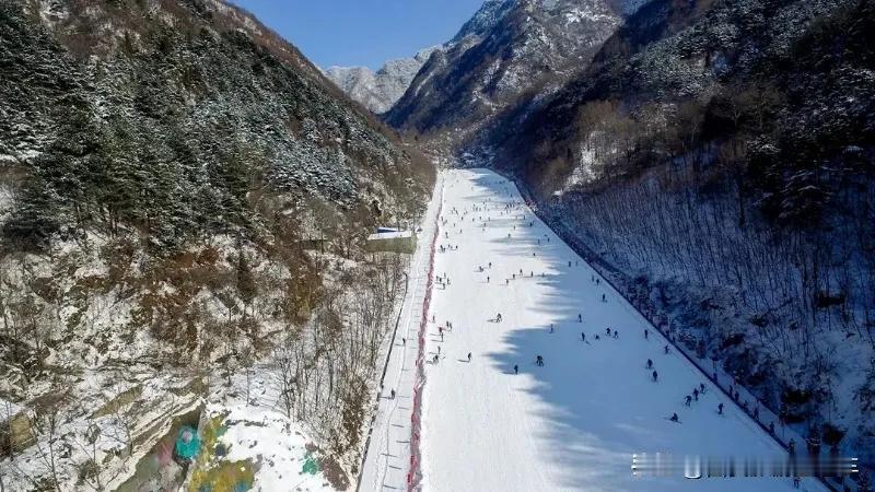 冬日的滑雪场总是满溢着无尽欢乐，翠华山滑雪场便是一个很棒的去处。它的海拔达120