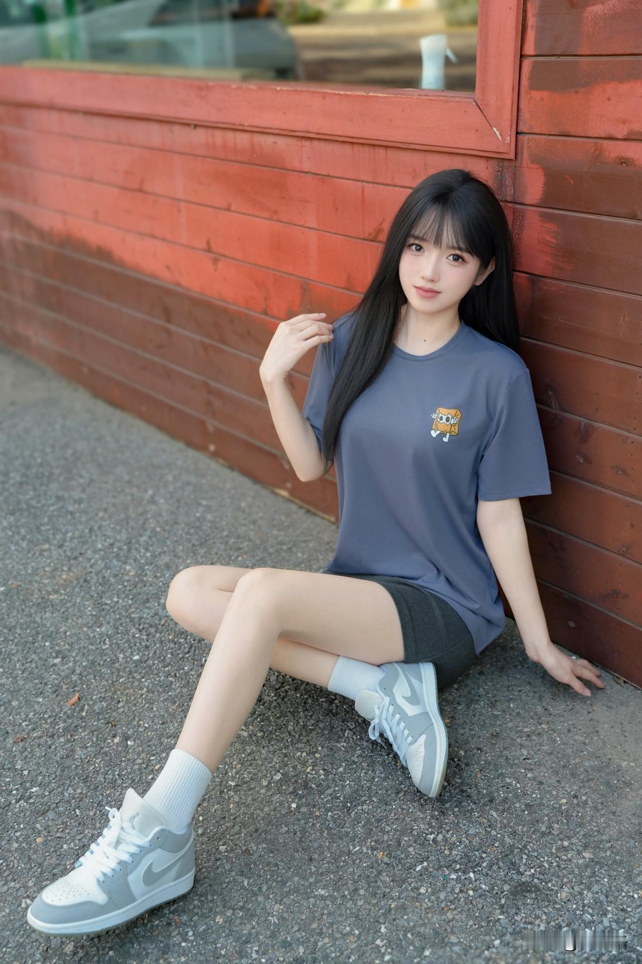 不必纠结当下
也不必太担忧未来
人生没有无用的经历
所以我们一直走
天一定会亮低