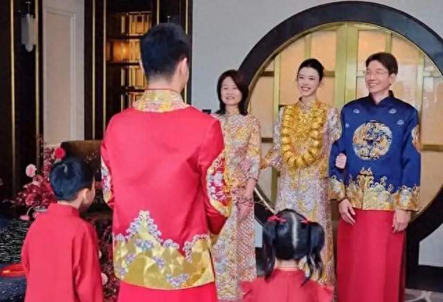 奚梦瑶晒中式婚纱照22只龙凤镯四太真按亲女儿待遇吗