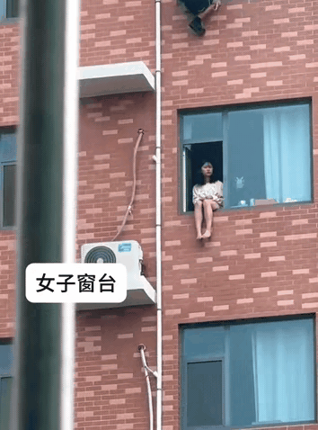 没有别的意思
就想问一下
这要是给摔出个毛病出来
救人的要不要担责任呢[捂脸]