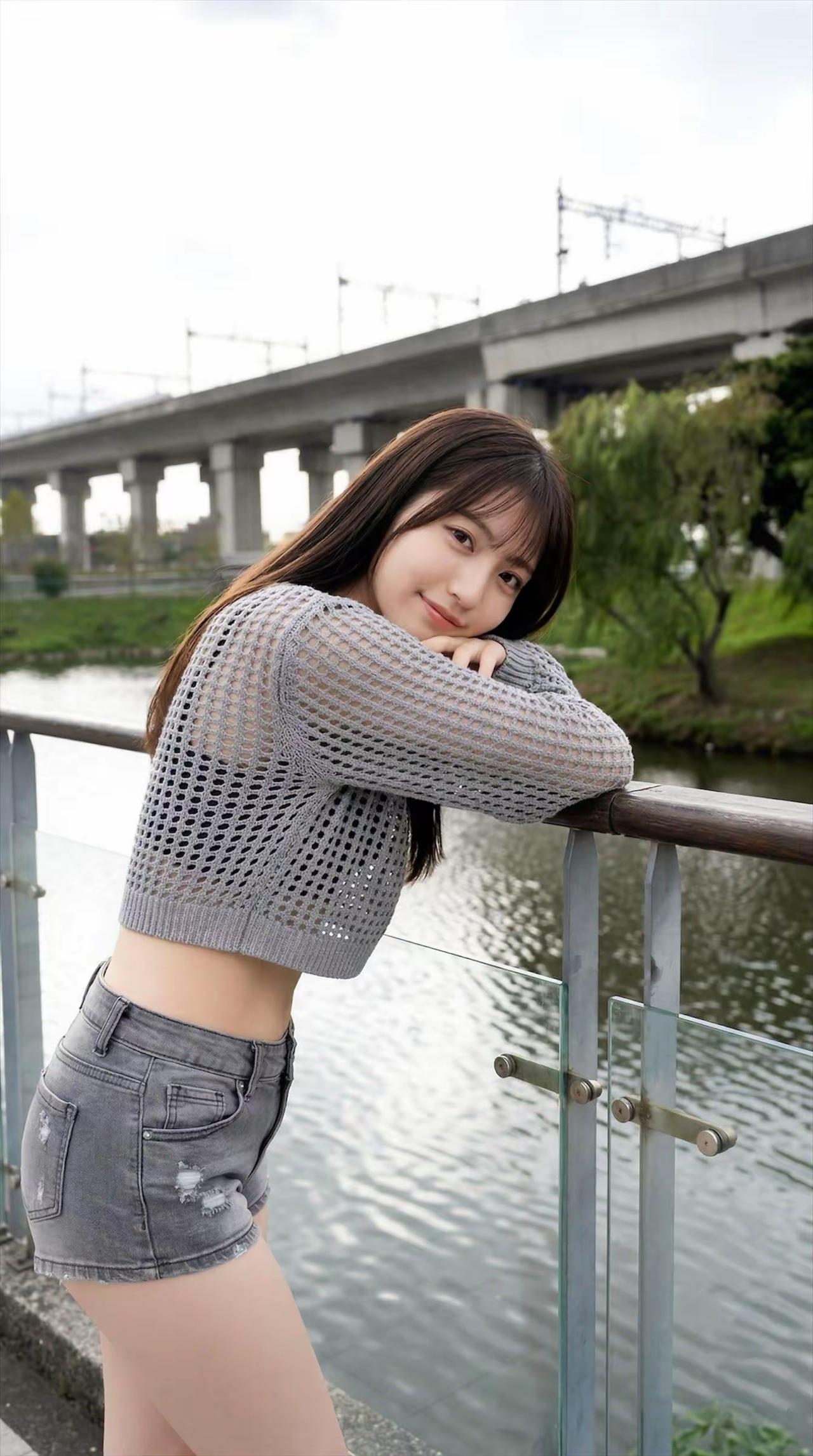 一个女孩靠在栏杆上微笑。 女生笑容 仰头舒展之美女 温柔系女生拍照