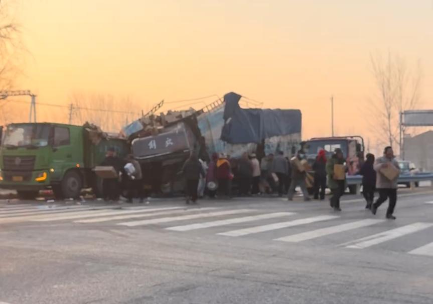 近期货车事故后货物遭哄抢的事件频发，引发热议。山东济宁一辆货车侧翻致肉品散落，不