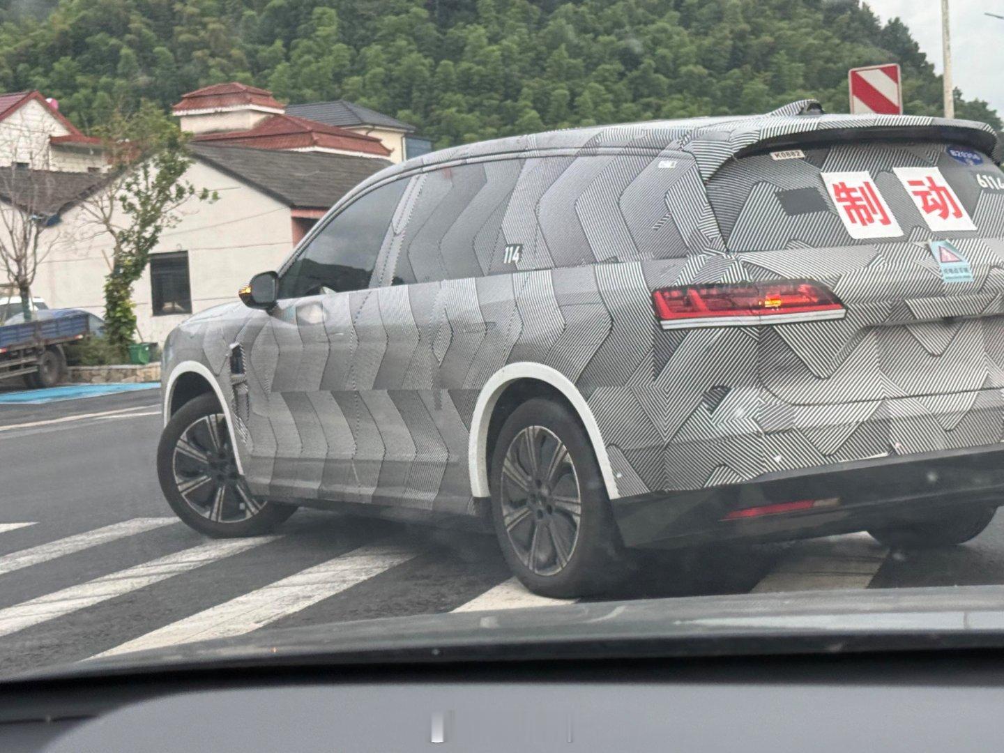 这是哪家的伪装测试车？贴了个像大众途锐的尾灯，貌似还有后轮转向，有人说是第三代蔚