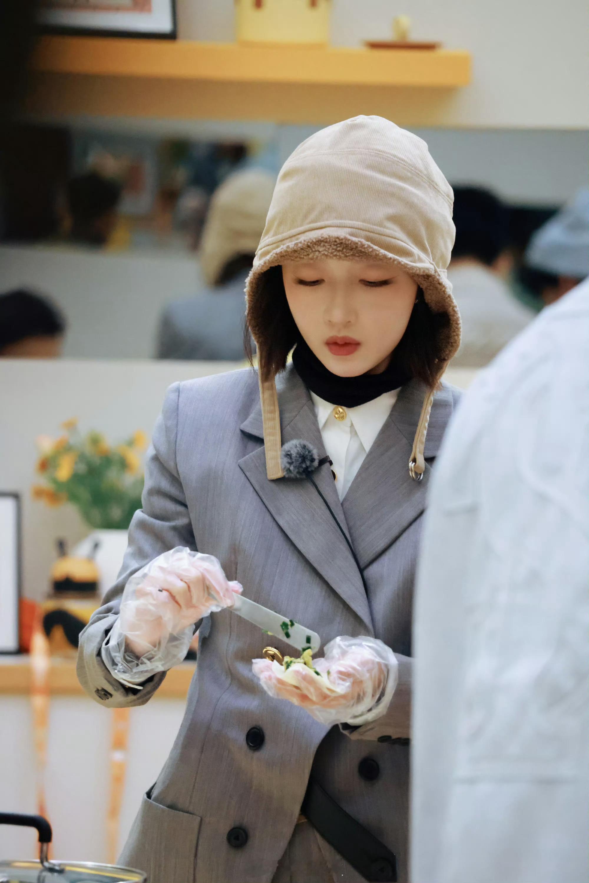 周冬雨素颜感谢周五晚高疯2正主催更+素颜出镜=《周五晚高疯2》未播先火！🔥 周