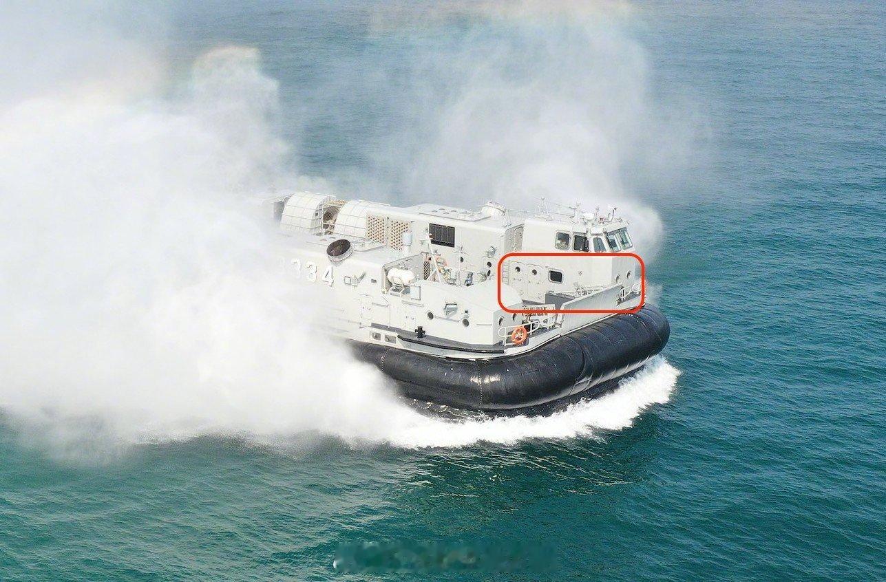 一张罕见的726型气垫登陆艇（LCAC）内部照片，可以看到一组中国和泰国海军陆战