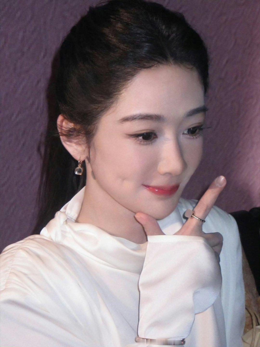 杨紫杨紫董竹君yz杨紫玉兰花开君再来低头赶路，敬事如仪，自知自心，其路则明。