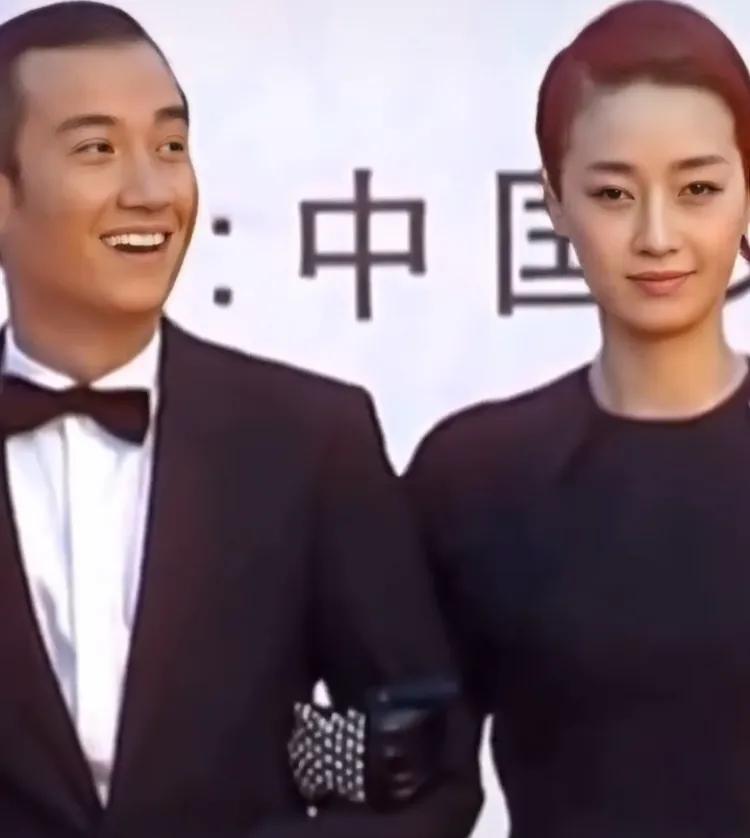 文章和马伊琍离婚后，他们再次相聚回到了老家。当文章见到马伊俐时，他的心情非常激动