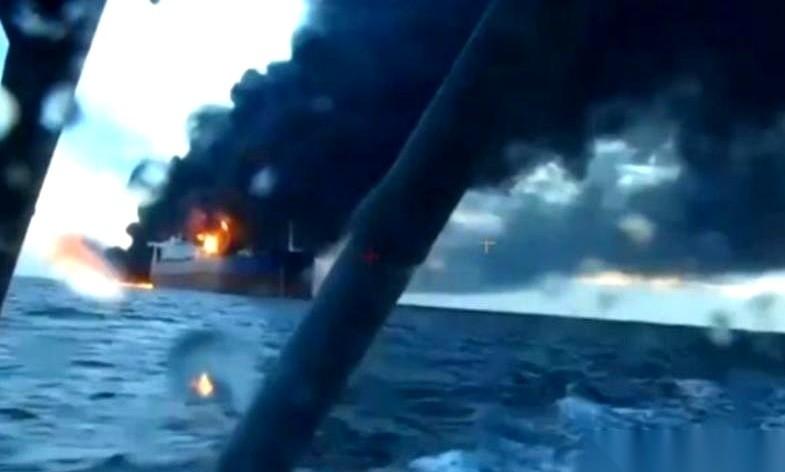 有时候，你以为自己下了一步绝妙的棋，一刀捅在了对方心窝子上。
下一秒才发现，你捅