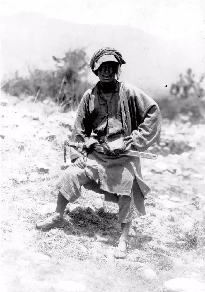 1930年代，云南英姿焕发的山中武士。这里位于中国西南边境，与缅甸、越南接壤，山...