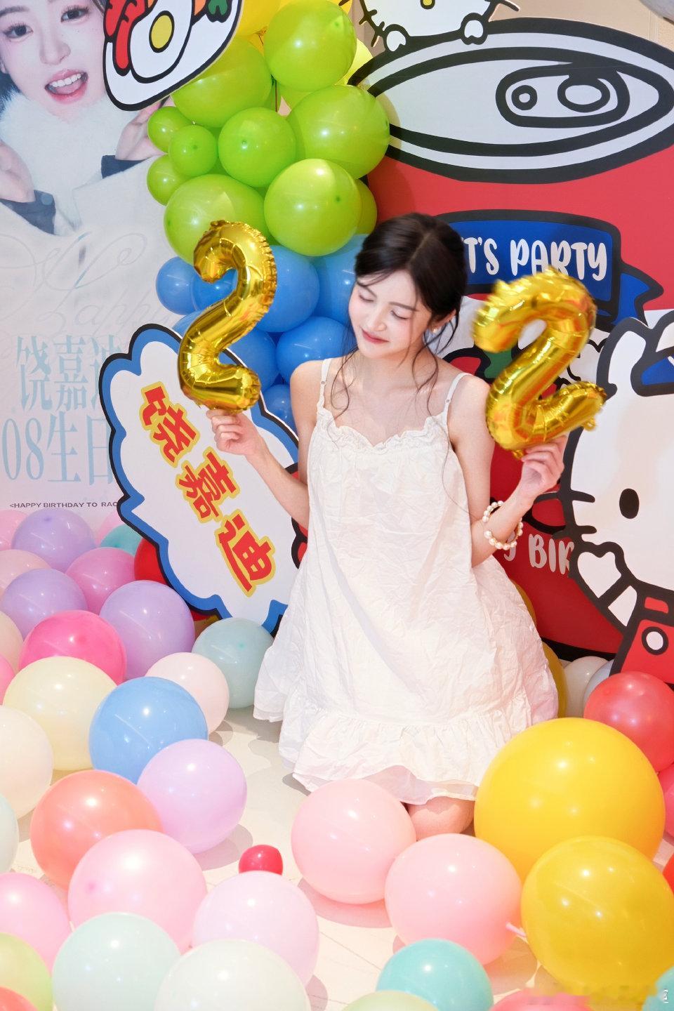 饶嘉迪是丞磊和周也的花童吗救命！丞磊周也像家长带娃，饶嘉迪作为小花童提溜小裙子，