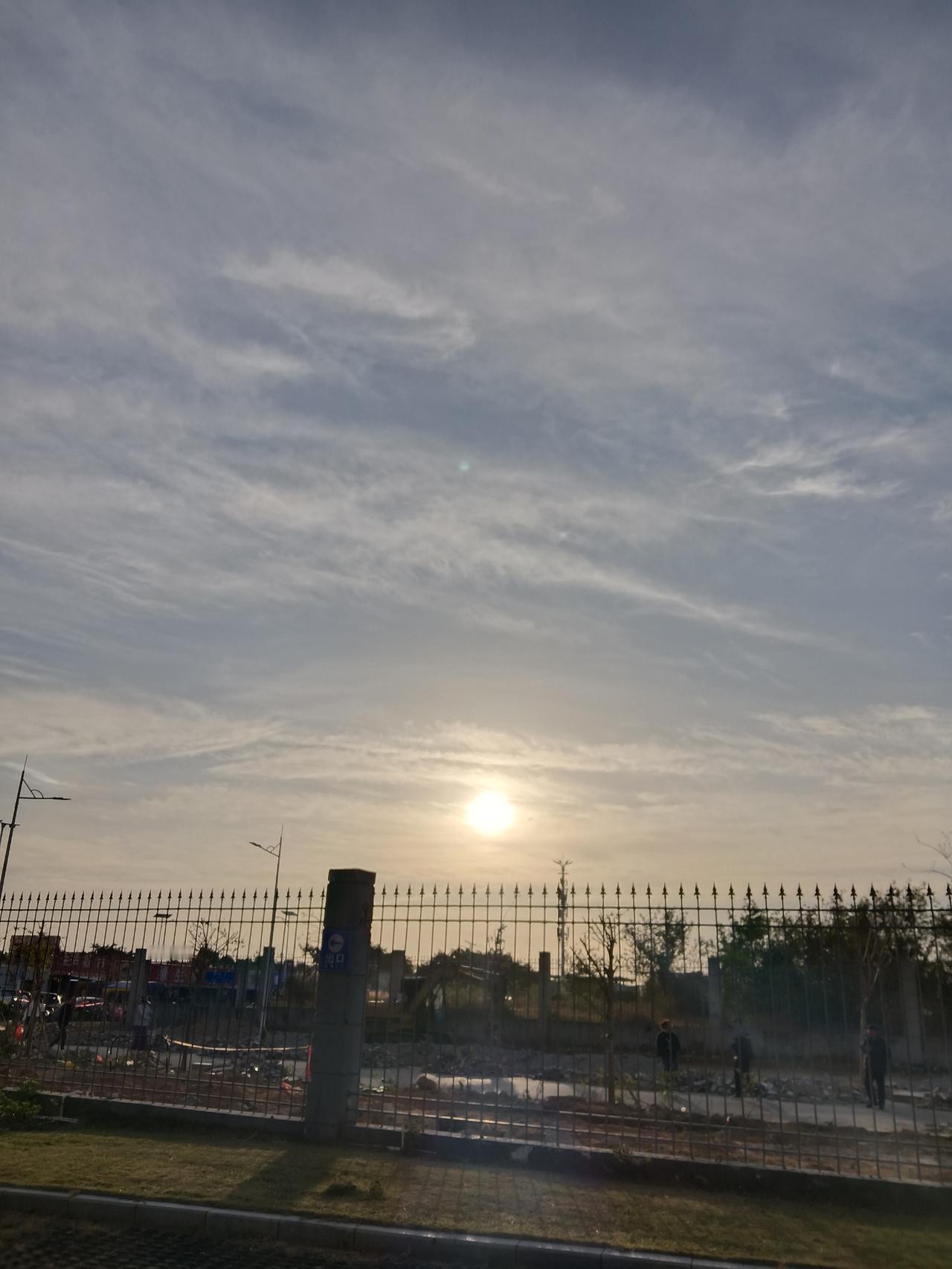 分享一张相册里随手拍的天空今早拍的照片，撮合撮合，拍照的水平不高