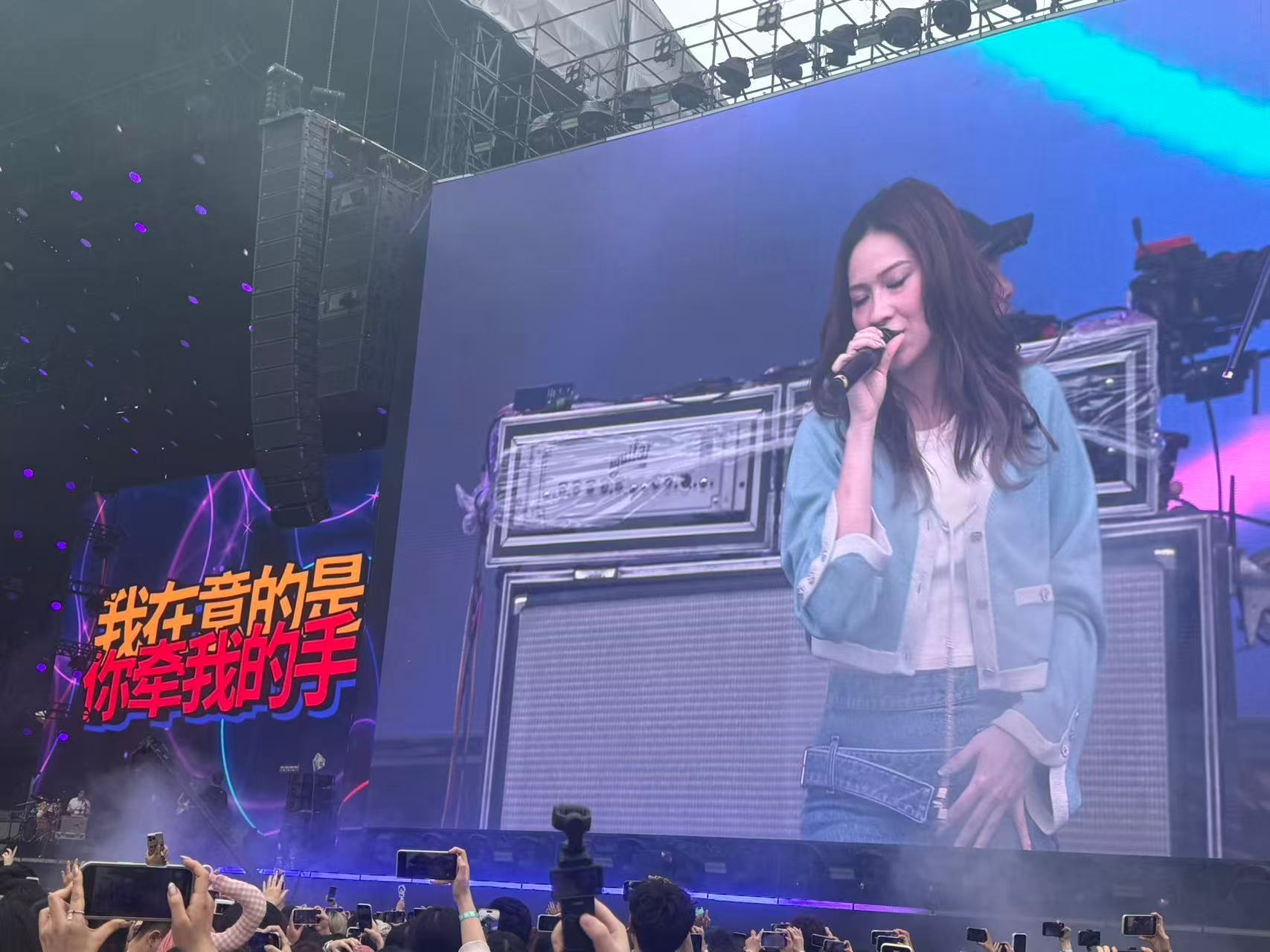 自以为听了告五人最新专辑就已经算追上潮流的老土鳖到了音乐节现场才发现已经有流量夸