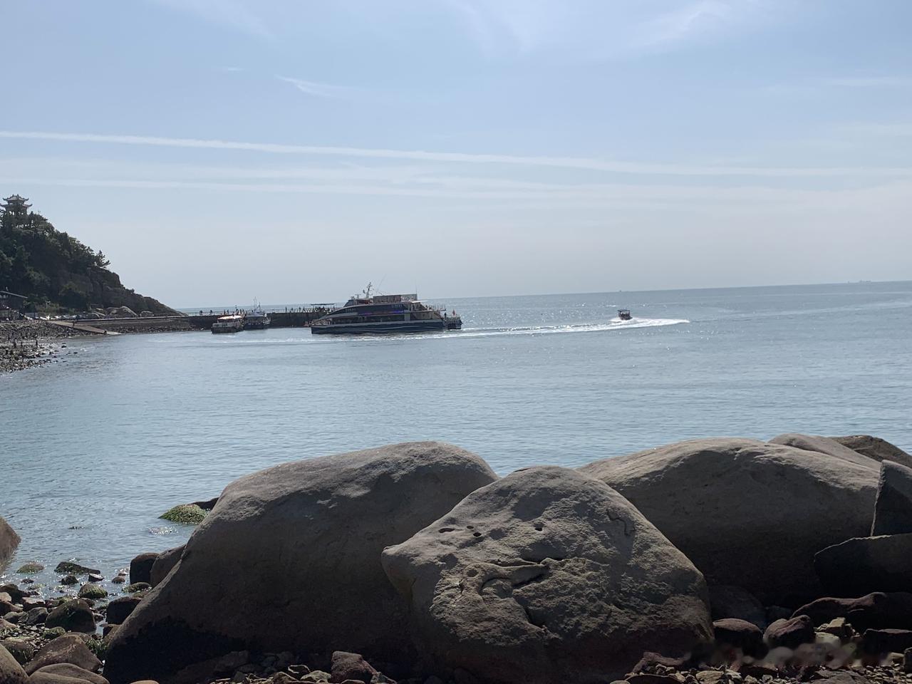 有人见过吃东西把牙硌掉的吗?
有呀，肯定有，我曾经被饭里的砂粒硌掉了半颗牙，好痛