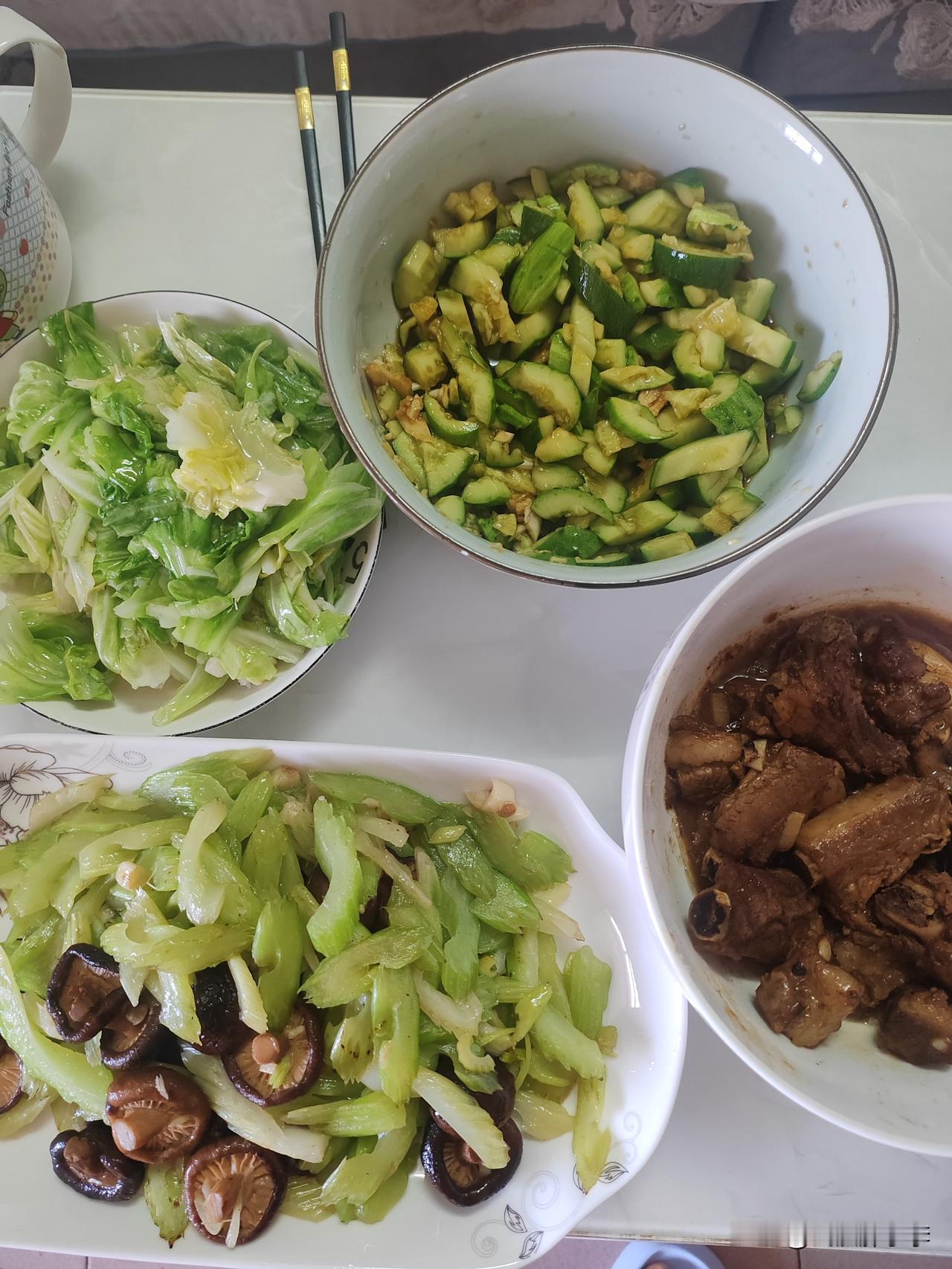 今天的晚餐营养又健康吧？妥妥的兔子餐啊！就看能不能坚持下去了！

这三天在医院调