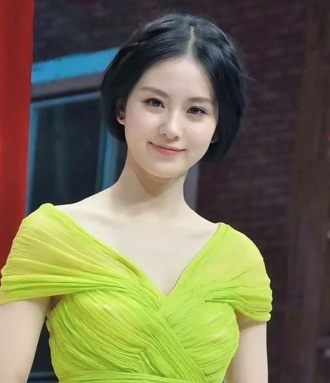 世人总期待女人做温柔盛放的花，但女性，也可以成为一棵树。向下扎根，抵御风雨，向上