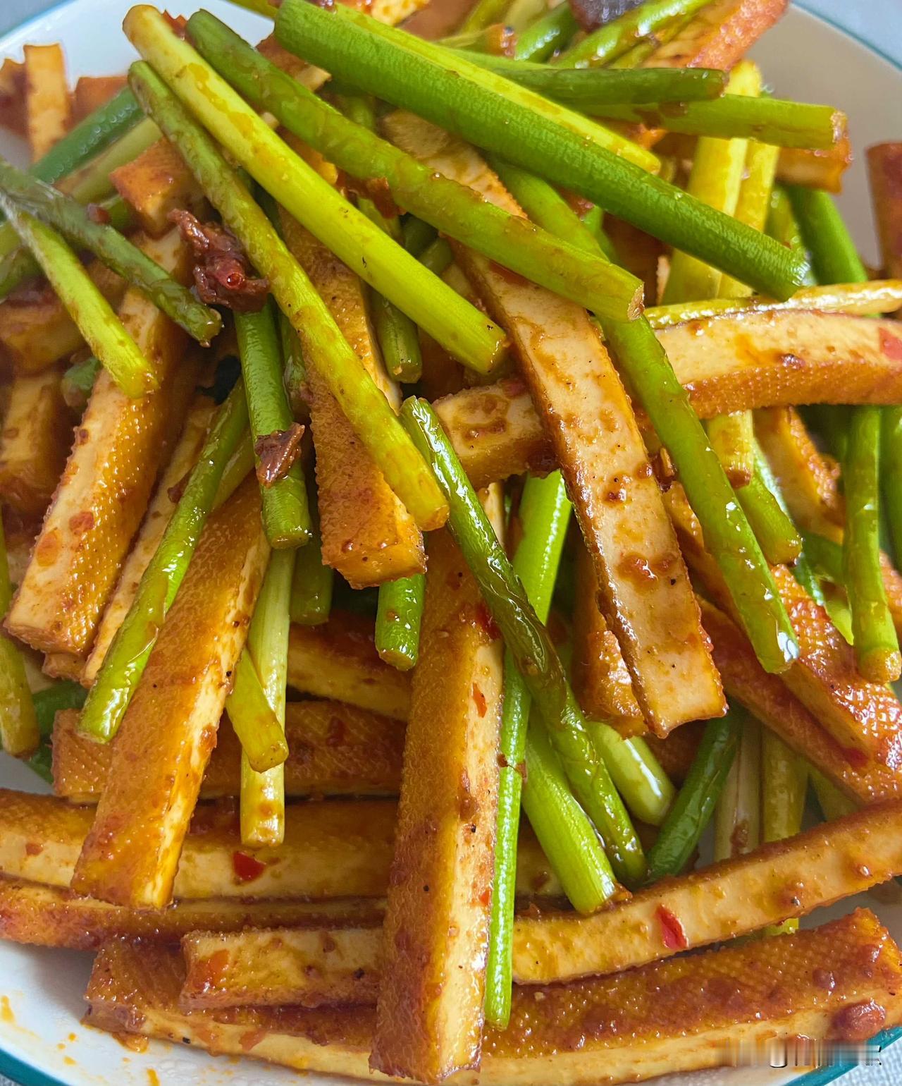 继续我的热点——今日午餐。

热点一：蒜苔炒豆干，真的是香香有嚼劲的一道菜。
