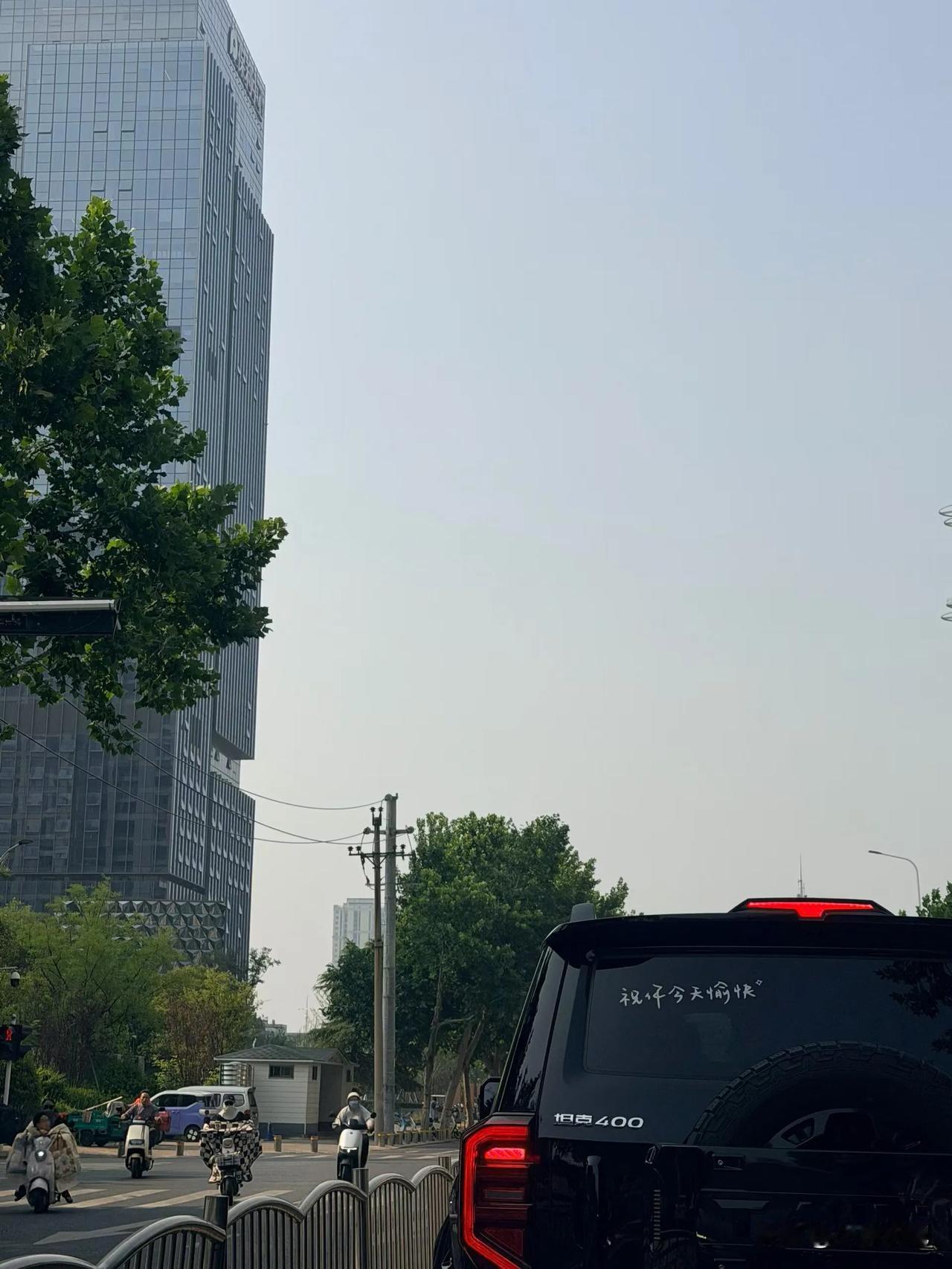 口袋里真正有米的根本不在意别人的眼光，出去买东西只看需要的，买完就走，自己舒服