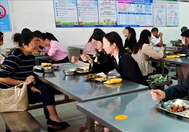 近日，四川成都一名女教师因在学校食堂用餐时发生意外，成为社会关注的焦点。事件起因