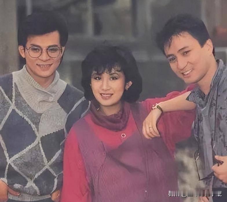 站在黄日华和汤镇业中间的美女明星是阿翁吧？那时候的阿翁笑的十分开心灿烂，有自己喜