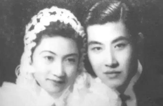 1940年，戴望舒的岳母去世，他却把钱全藏起来，不让妻子回去奔丧。

妻子怒不可