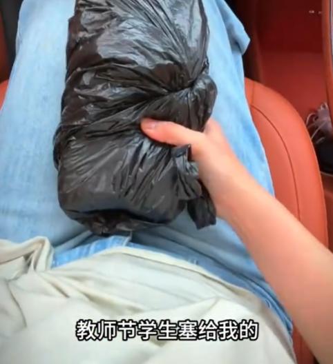 万万没想到！一位老师收到学生送的教师节礼物本想拒绝，可学生硬要塞给她，收下之后感