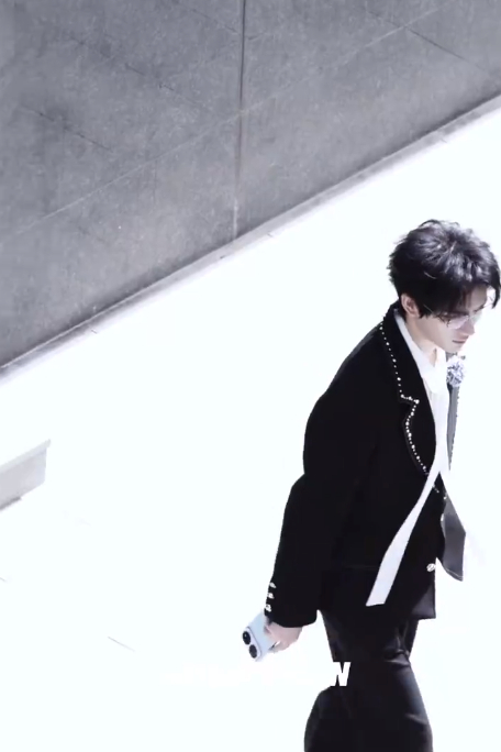 丁程鑫钉珠黑西装眼镜造型丁程鑫方宙的具象化  丁程鑫钉珠黑西装眼镜造型，丁程鑫方