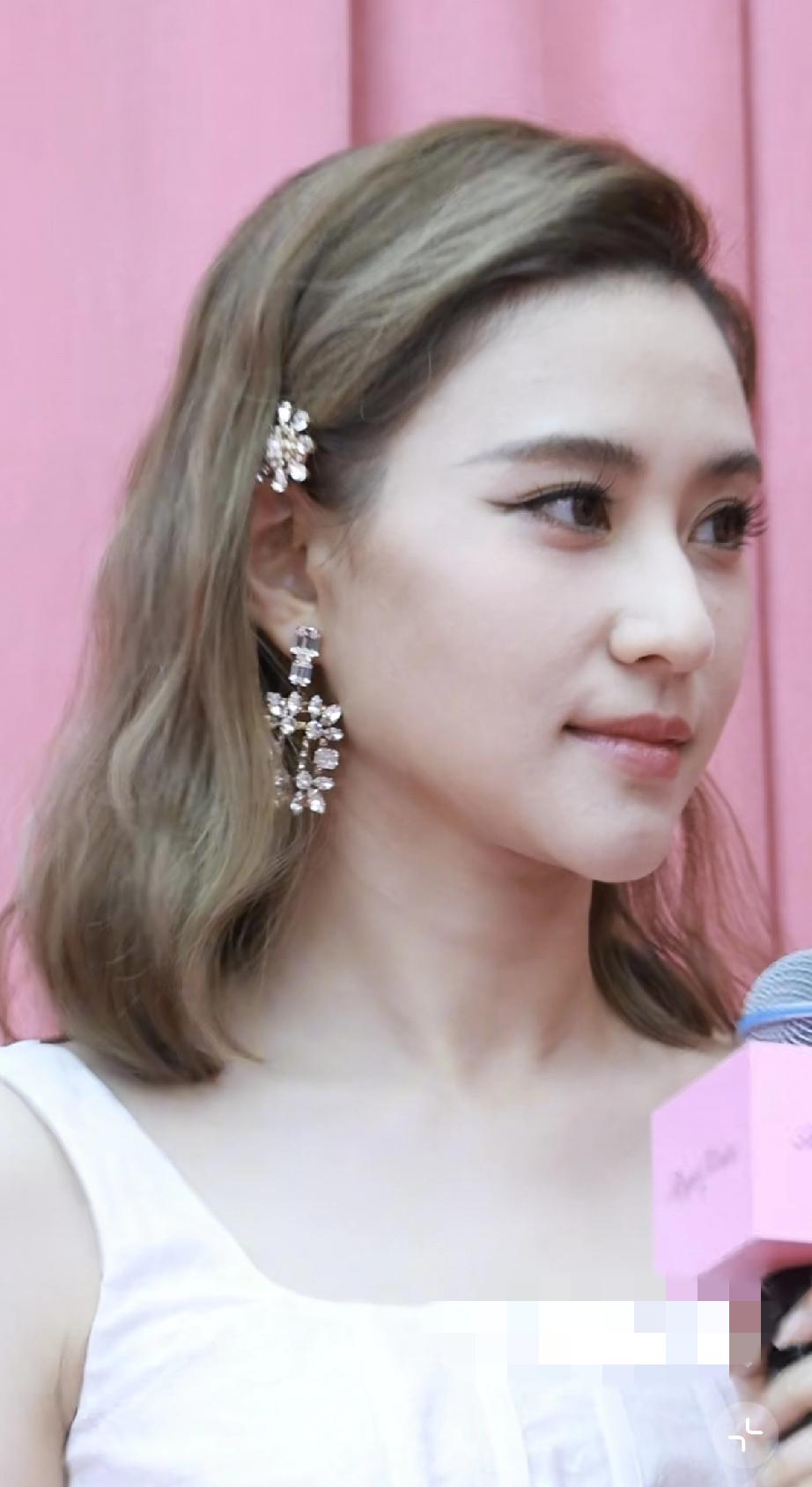 何超莲穿糖果色衣服冒充少女，体态怼脸拍根本不是少女！

3月17日，何超莲现身杭