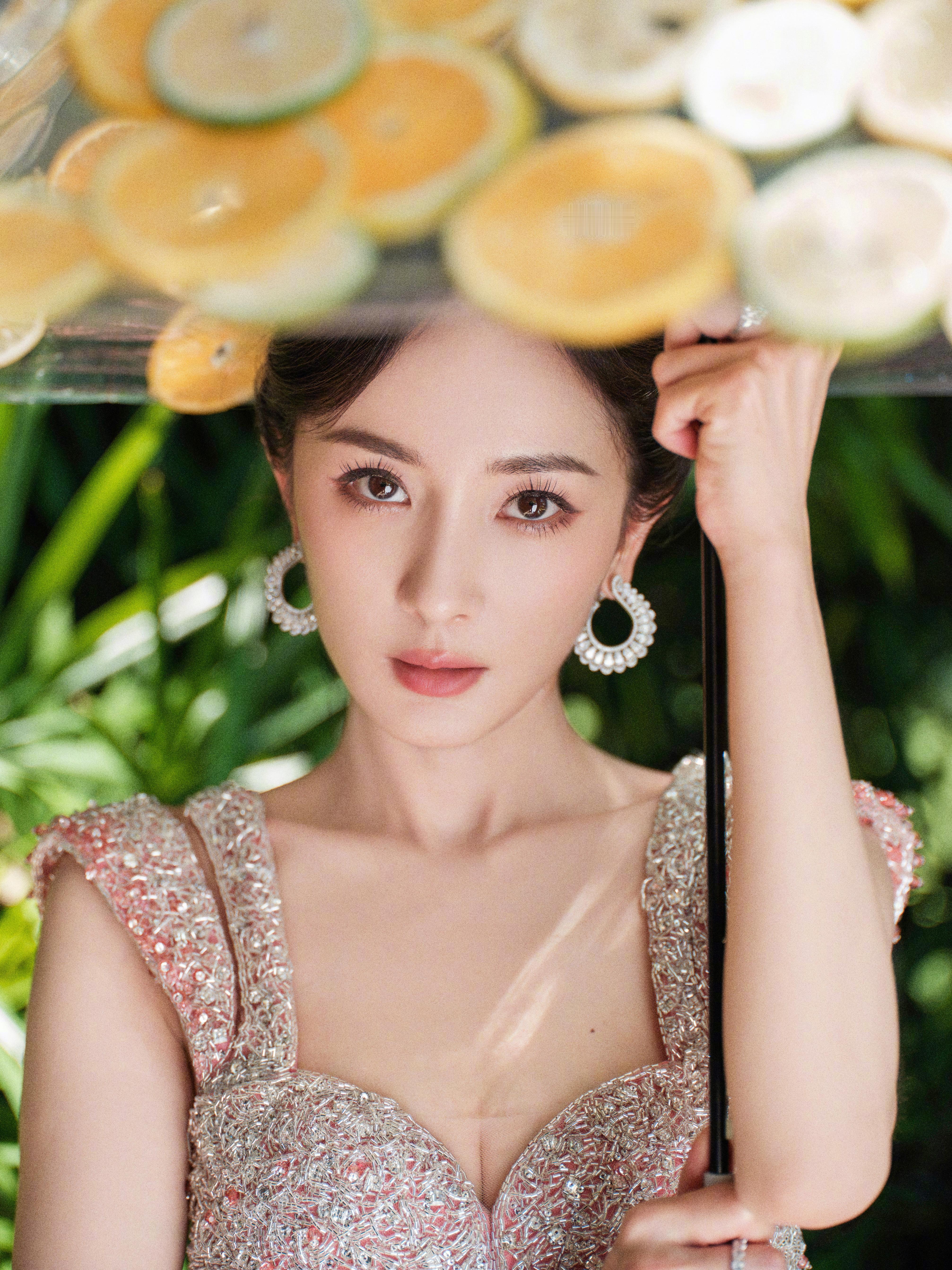 杨幂 橙意十足#杨幂伞上都是橙子##杨幂[超话]# ​​​