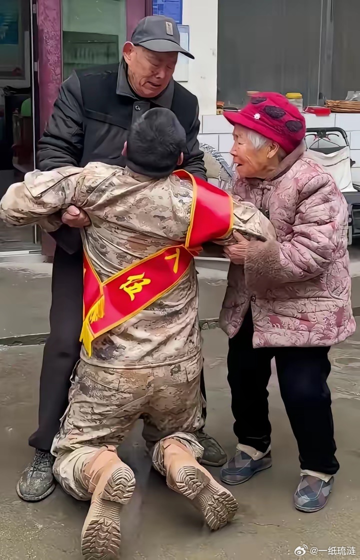 这一幕直接看哭全网！新兵张浩爽自幼失去父母，是爷爷奶奶含辛茹苦把他养大。虽然没有