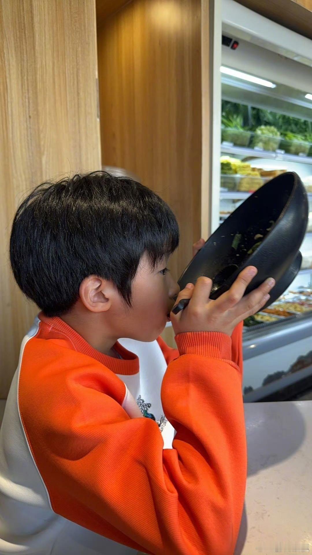 吴京真在家带娃了吴京一直用心陪伴孩子，谢楠分享过不少暖心日常。如今她在浪姐绽放光