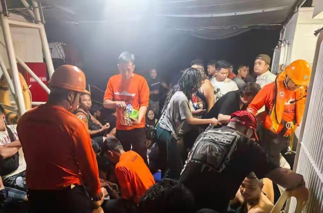 刚救完又沉船！黄岩岛沉船救援刚收尾，菲律宾359人客船再次出事倾覆！
 
 
1