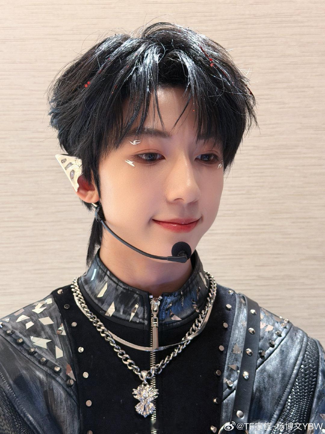 杨博文后台照杨博文褪去舞台光环后，他也有疲惫和松弛的瞬间。这种真实不做作的状态，