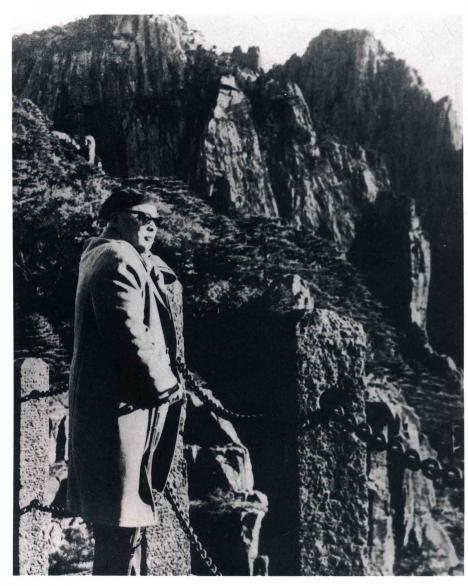 1963年10月16日，陈毅元帅陪同37个国家的驻华使节和夫人到黄山游览，陪同的