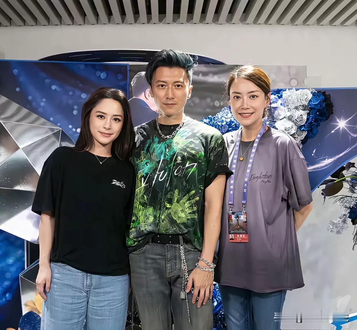 45岁的谢霆锋确实是帅，遗传了谢贤的良好基因，和其合影留念的左右两美女是谁？颜值