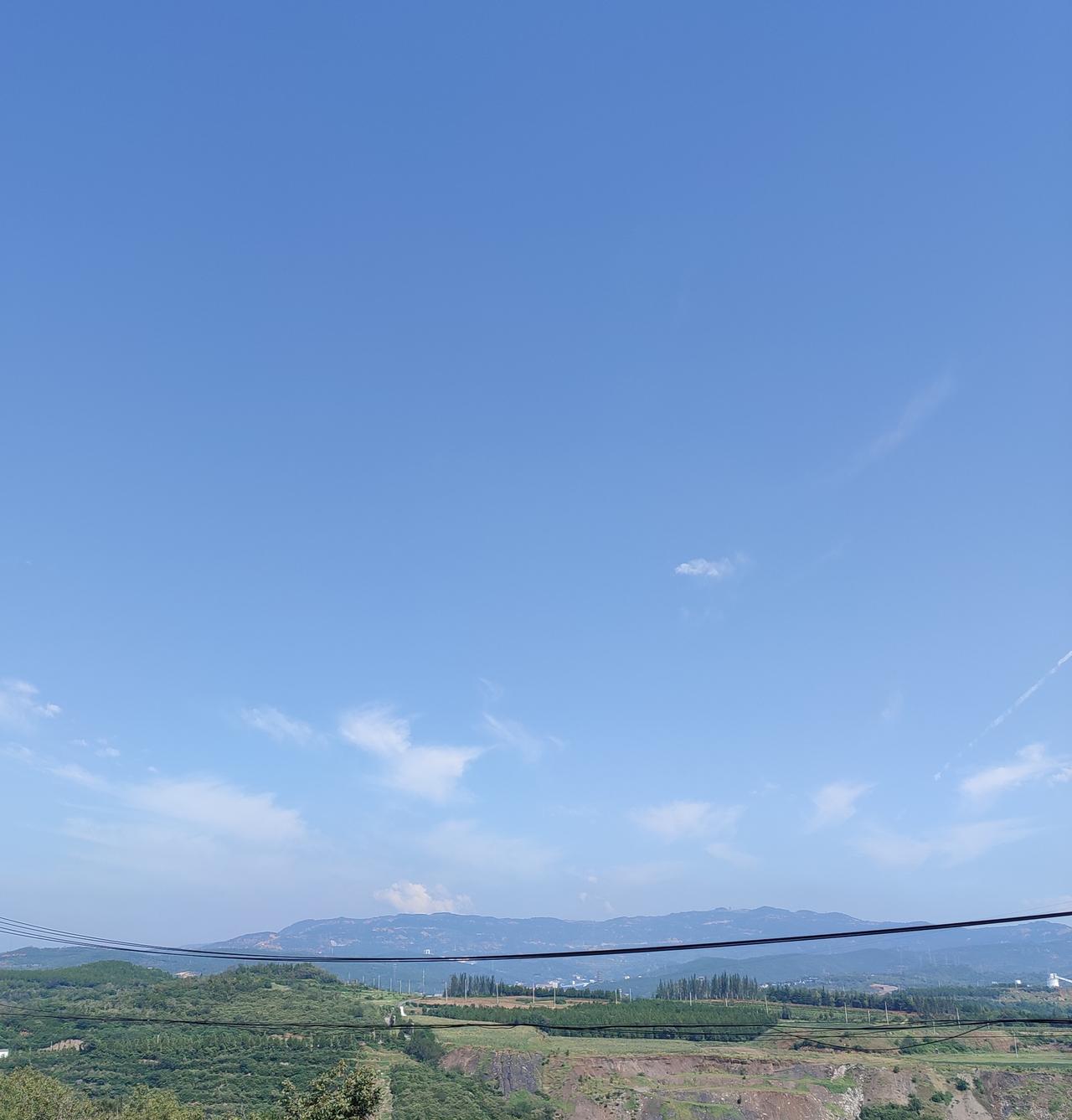 上联:寒风欺老树，邀你赐写？惊雷震豪宅