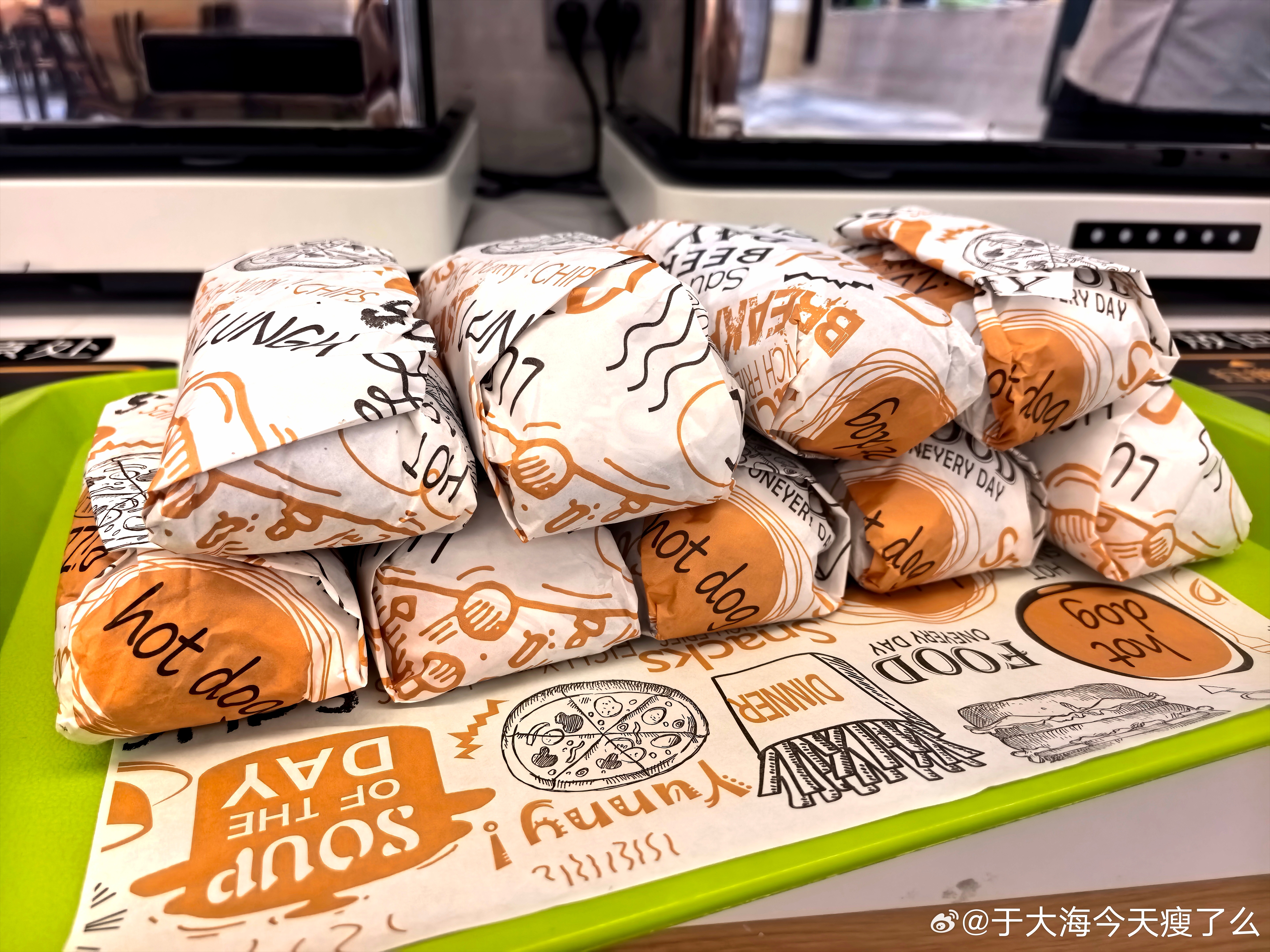 哈哈哈哈哈哈 下班下晚了！为什么呢？因为我去了趟食堂 今天上新品「手工饭团」看起
