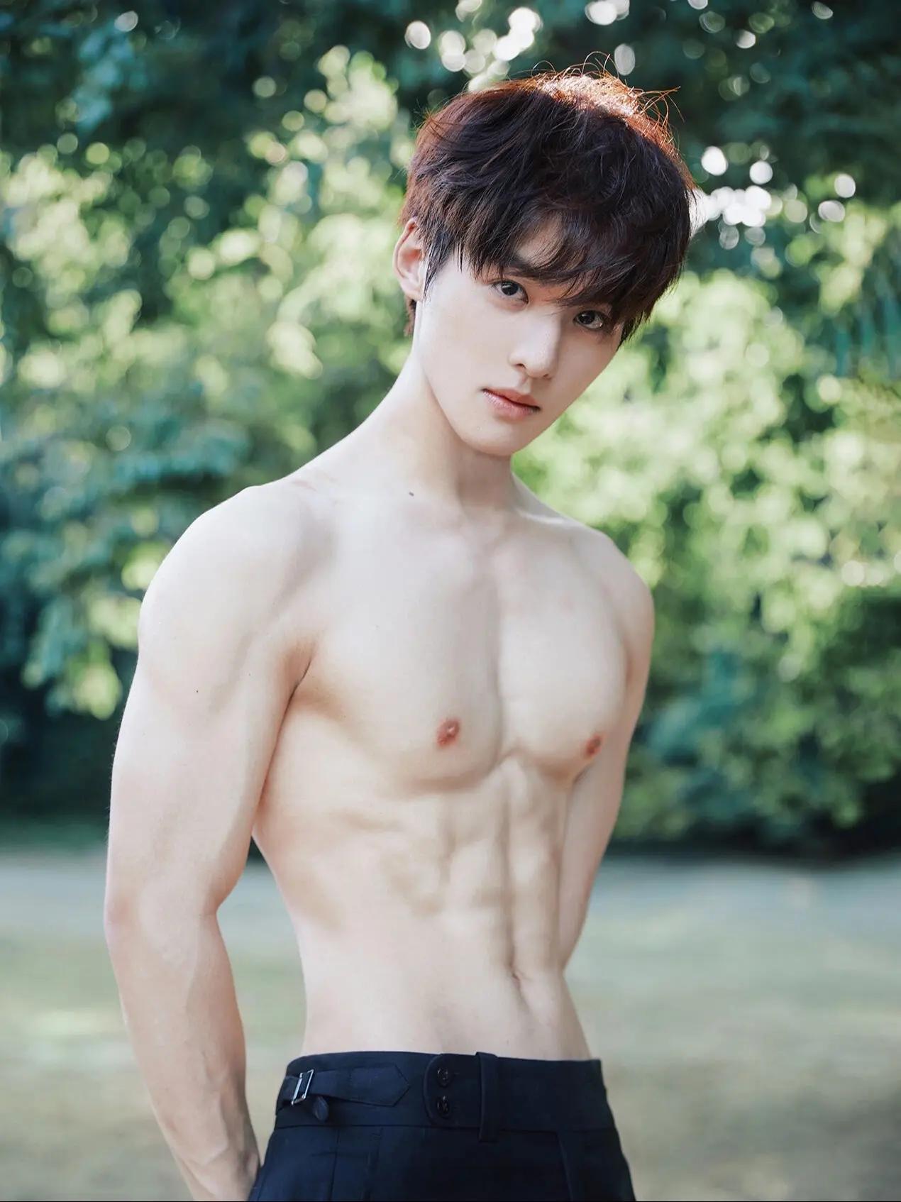 倒也不是好色，只是花开的正艳，我不看，倒显得我不解风情[害羞] 