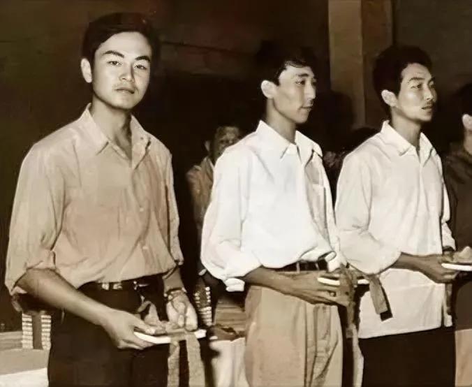 1981年，一个年轻的大学生，被评为“三好学生”的留影，照片中的他非常年轻，看上