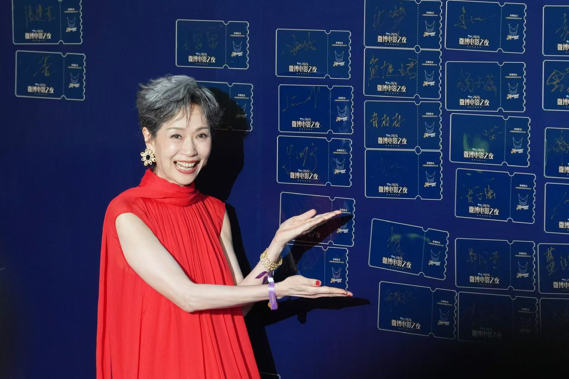 【叶童微博电影之夜生图】叶童红毯配红裙 红毯配红裙，今天微博电影之夜，姐姐一袭红