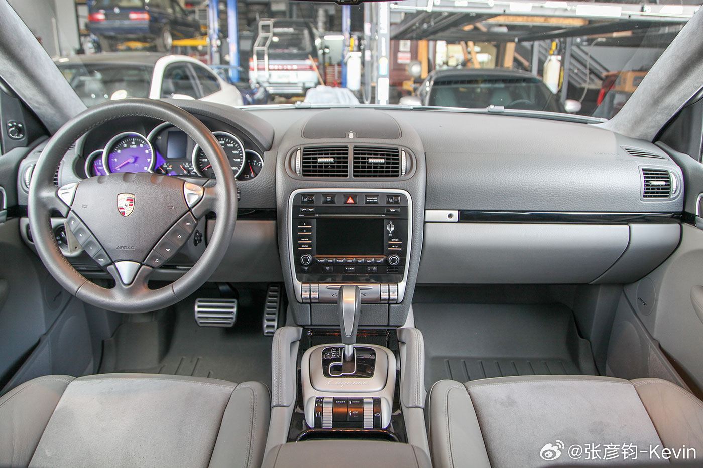 昨晚梦到自己买了个黑色的957卡宴，灰色内饰，还好梦里没开始修车…吃午饭时还在回