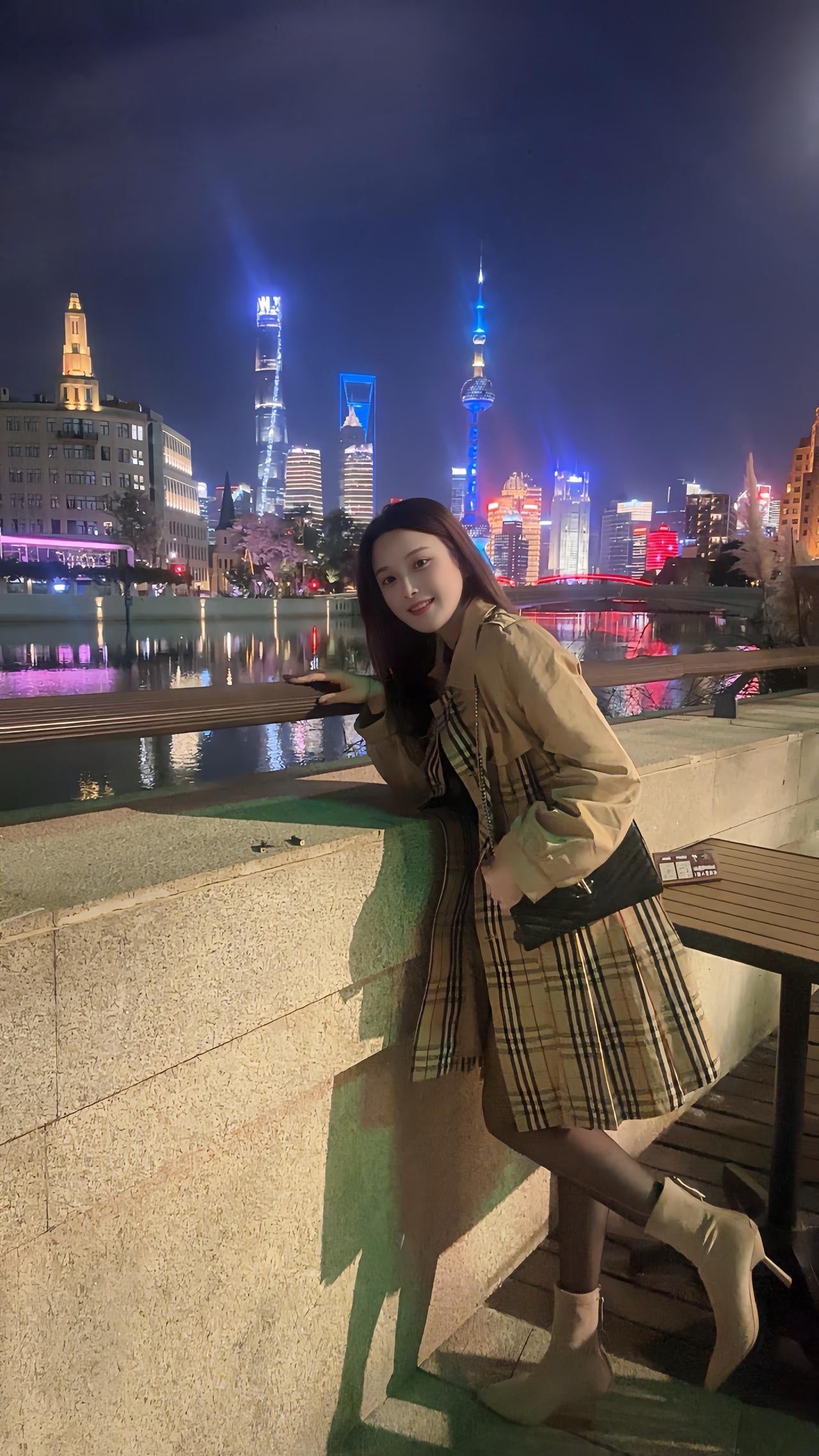 这趟出差，让我又感受到魔都的繁华，上海的夜，总是像一场没有谢幕的灯火盛宴。霓虹灯