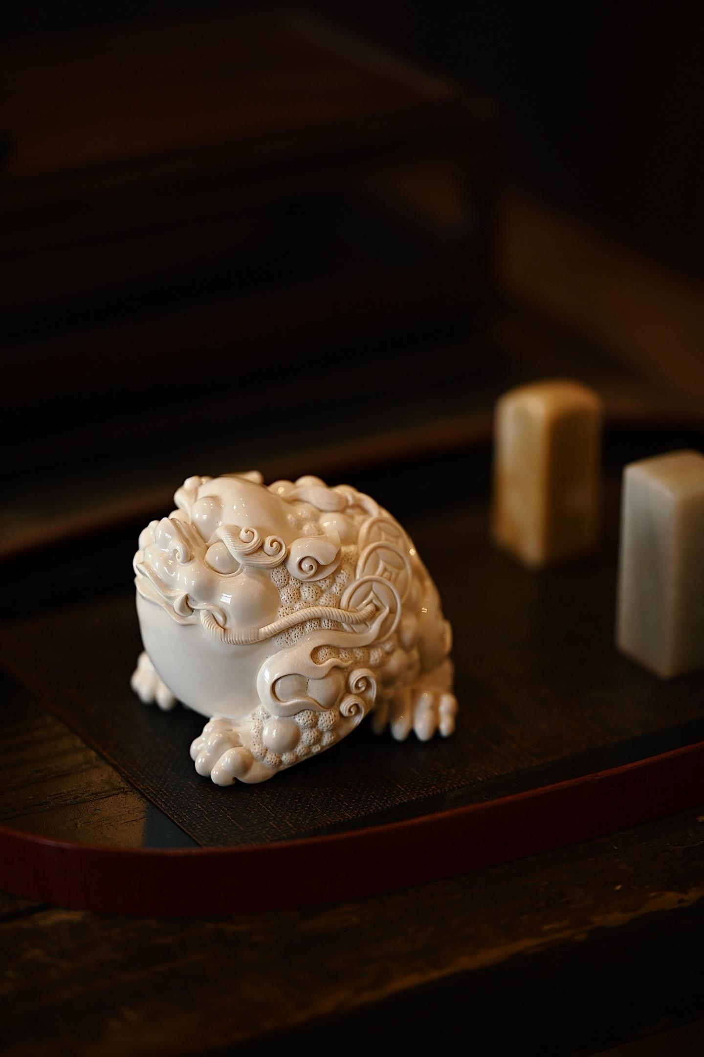 猛犸 | 招财金蟾材质细腻，全手工雕刻，金蟾饱满健壮，眉目精神奕奕，背驼钱串，祝