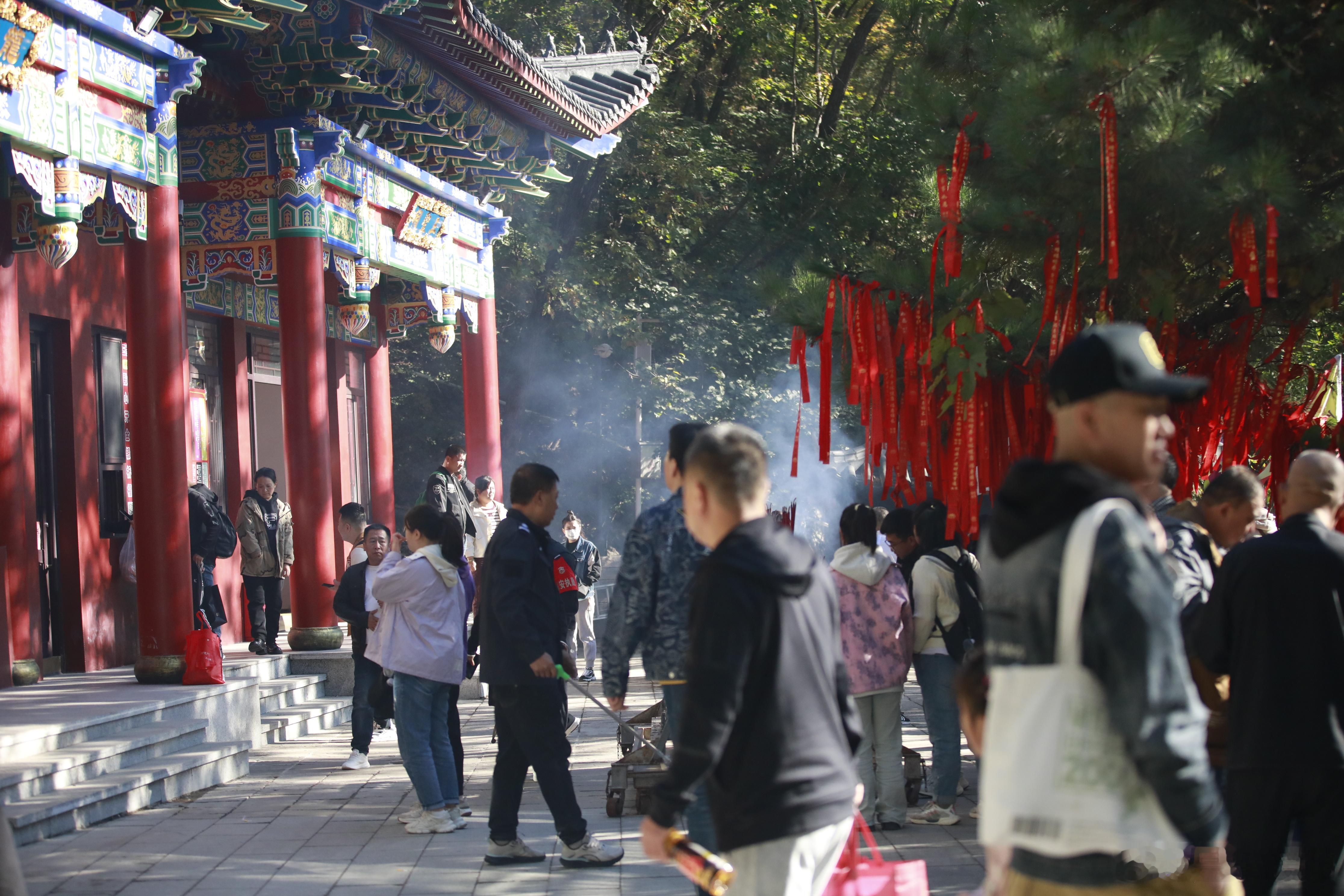 谁能拒绝铁刹山的冬季限定？冰雪覆盖的步道仙气飘飘，登高祈福的人群暖意融融，非遗市