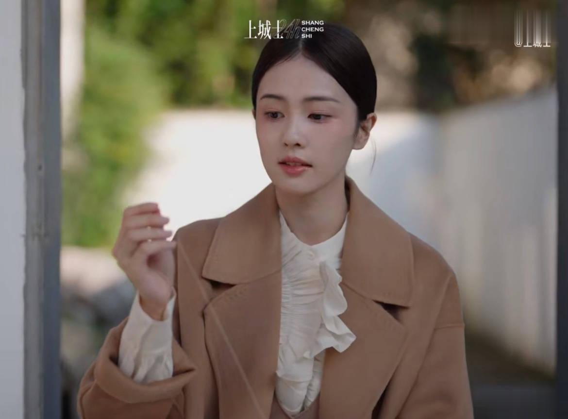 #白鹿上城士24小时封面#光影斑驳下，白鹿美得像一幅画，一肌一容尽态极妍，温柔似